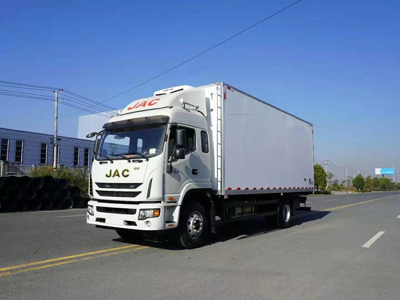 Heavy-Duty 6.8m Refrigerated Delivery Truck for Cold Chain Food Transportation Frozen Truck