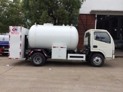 5m3 LPG Bobtail Tank Truck Equipped with Dispenser